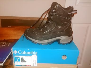 Photo of Women's Columbia Winter Boots Size 7.5 - 1