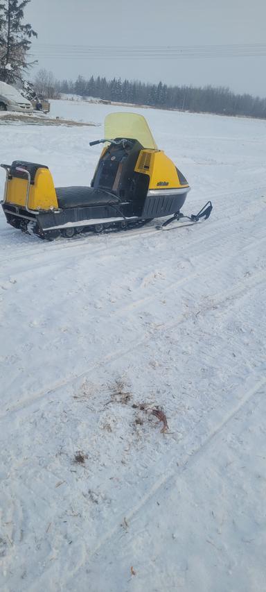 Photo of 3 Skidoo snowmobiles - 2