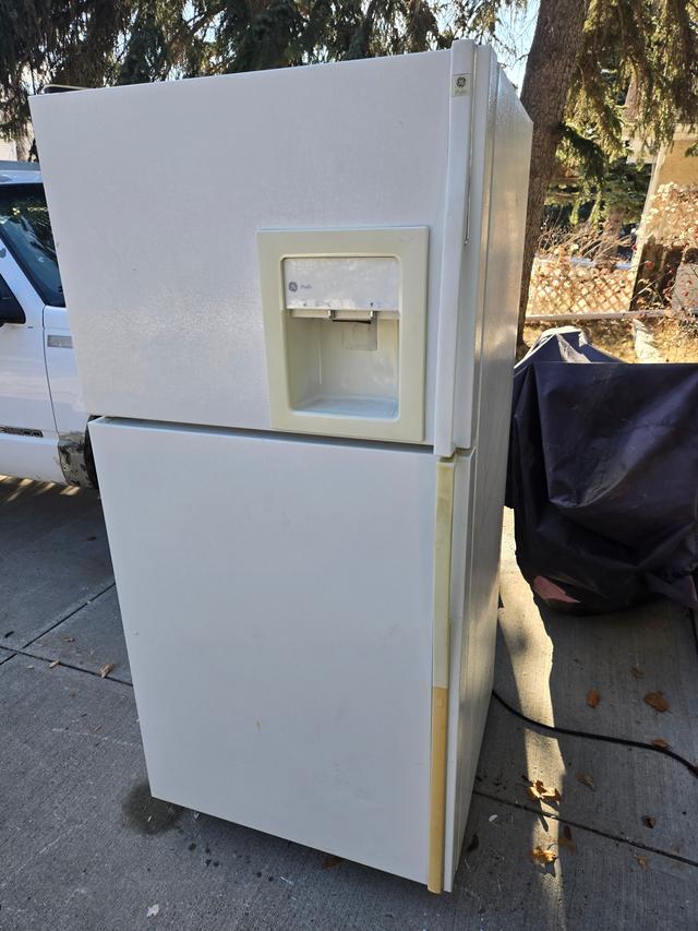 Photo of FREE GE FRIDGE 31"×31"×67" WERE USING UP TO TODAY