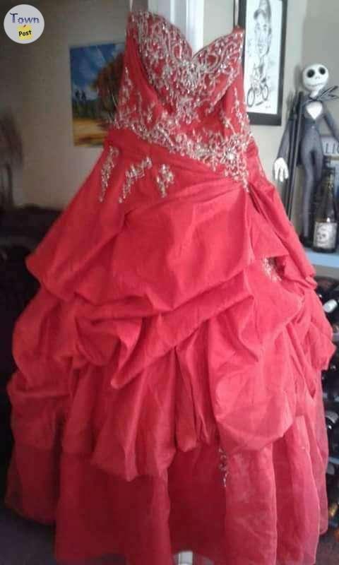 Photo of Beautiful red grad/prom dress