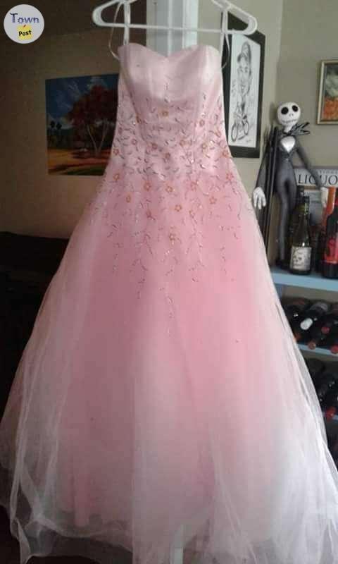 Photo of Pretty pink grad/prom dress