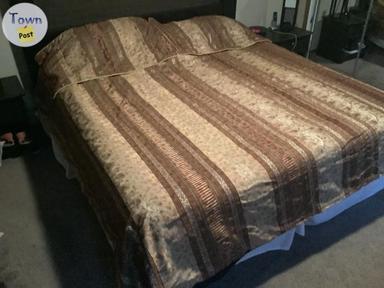 Photo of King bed spread/pillow shams - 1