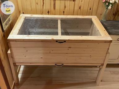 Photo of Raised wooden chick brooder  - 1