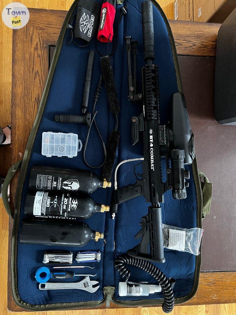 Photo of BT-4 Combat paintball gun and accessories.