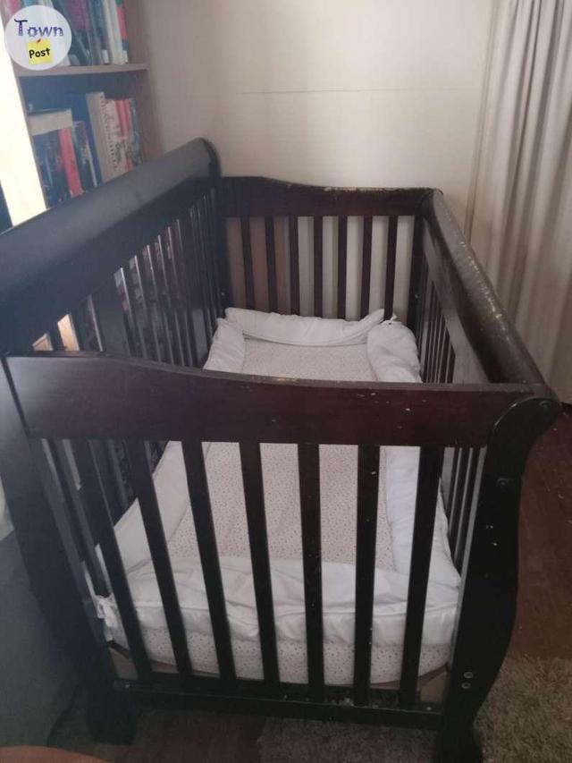 Photo of Crib, mattress, bumper pads and 2 fitted sheets