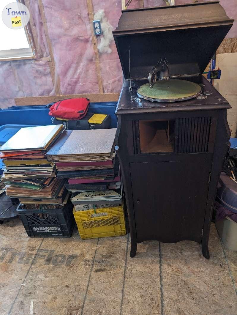 Photo of 1920 record player with over 80 records 