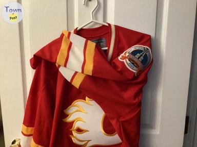 Photo of MEN’S CALGARY FLAMES VINTAGE JERSEY STANLEY CUP PATCH - 2