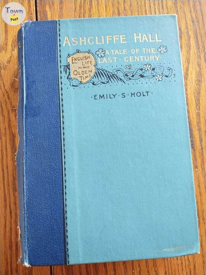 Photo of 1 antique and 1 vintage book