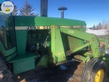 Photo of John Deere 4240 Tractor with Loader - 1