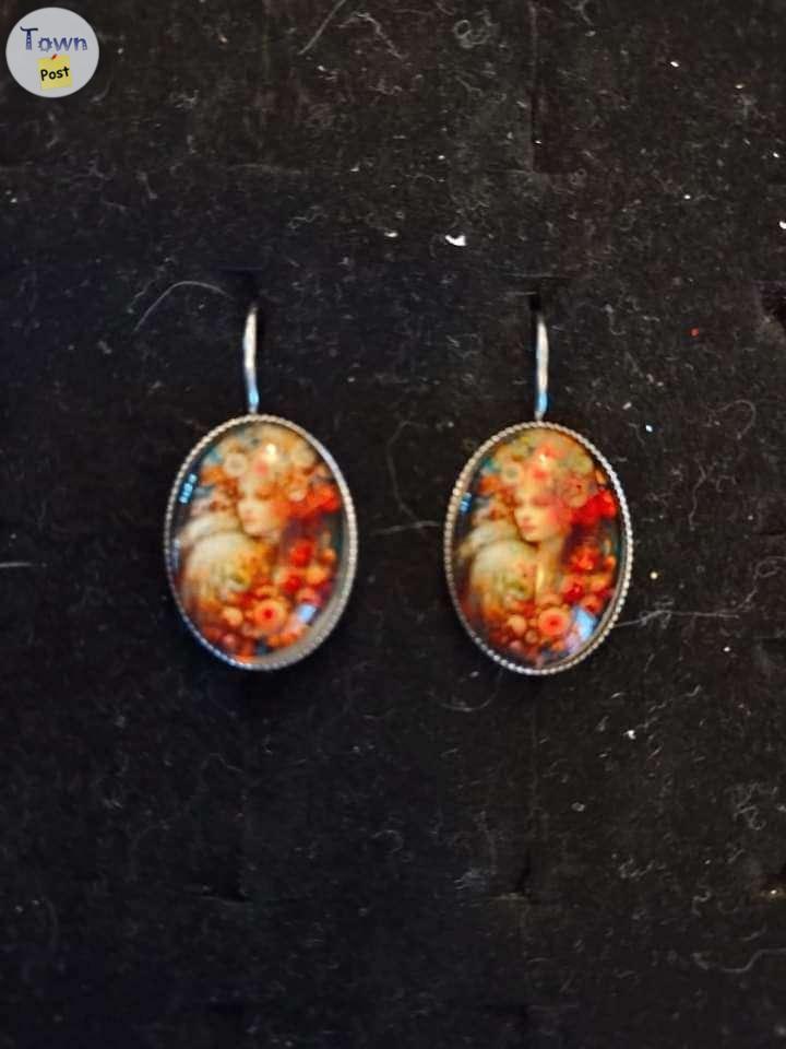 Photo of 13 x 18 mm cameo cabochon earrings 