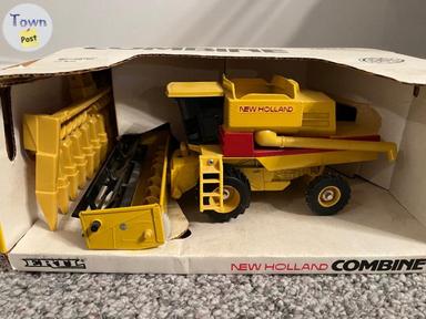 Photo of ERTL New Holland Combine #375 - 1