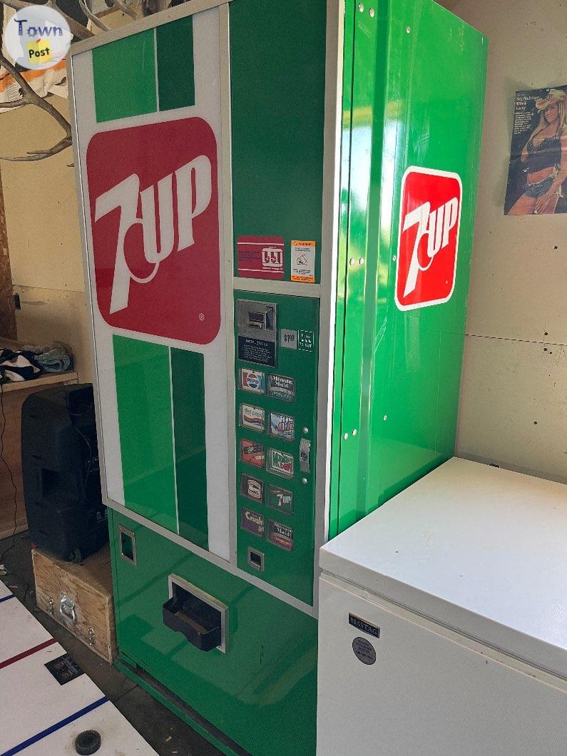 Photo of Vintage 7UP pop machine 