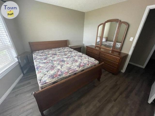 Photo of Queen bedroom set 