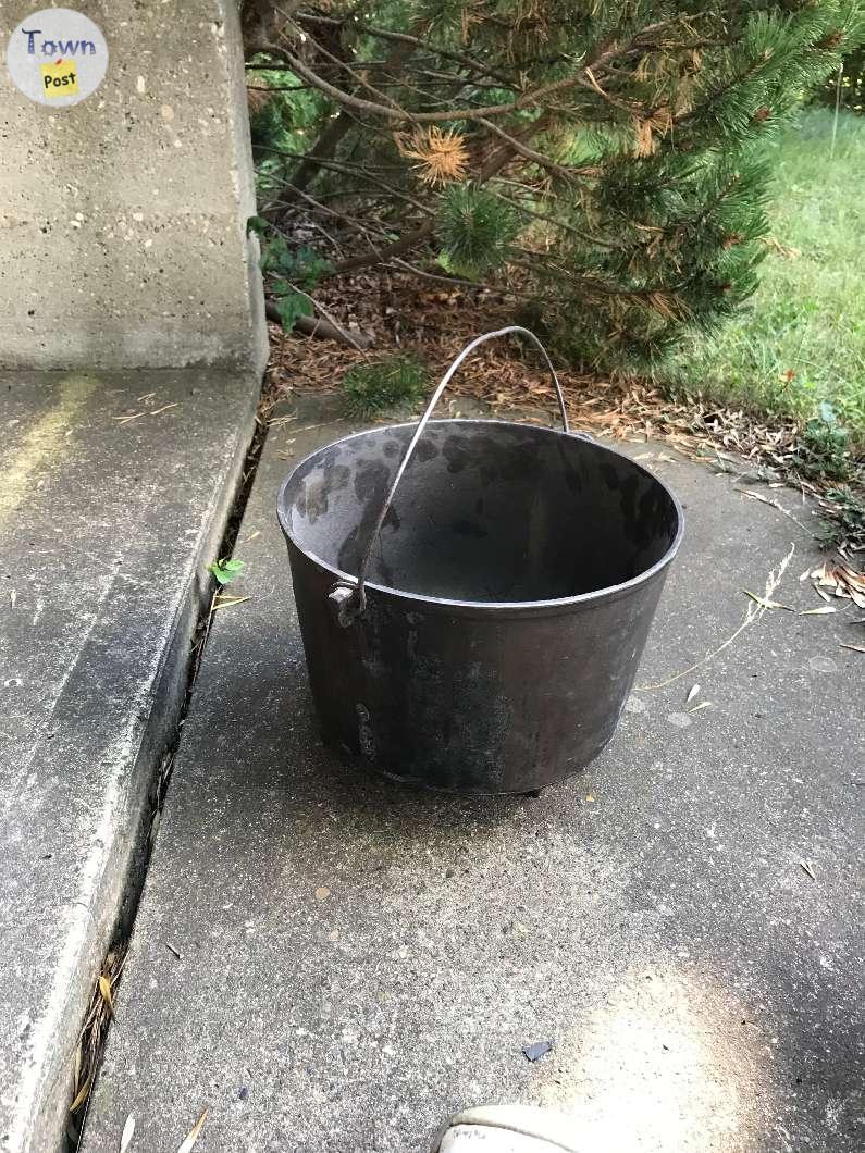 Photo of cast iron gulas pot