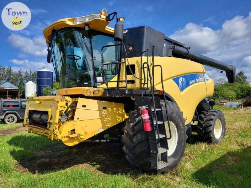 Photo of 2002 New Holland CR970 combine