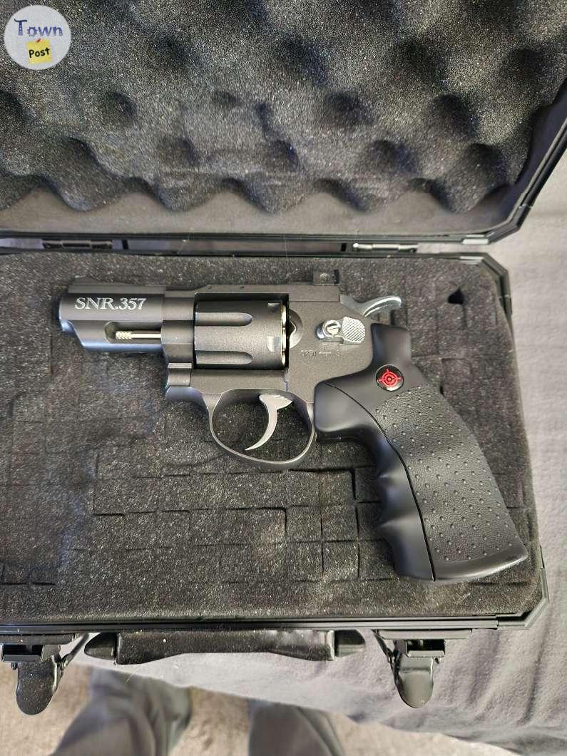 Photo of Co2 air pistol. Crosman SNR. Pellet and bb.