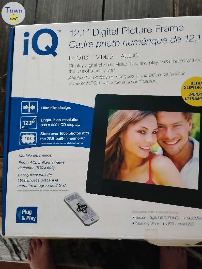 Photo of Phillips IQ. Digital picture frame 