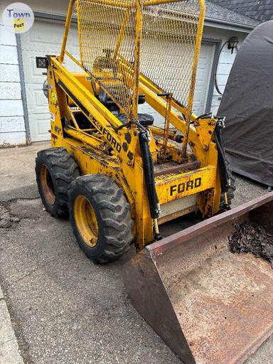 Photo of Ford diesel CL 40 skid steer  - 1